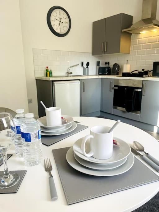 דרבי #4Bs 1 Bed Serviced Apartment מראה חיצוני תמונה