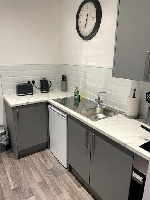 דרבי #4Bs 1 Bed Serviced Apartment מראה חיצוני תמונה