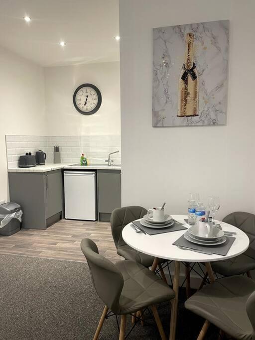 דרבי #4Bs 1 Bed Serviced Apartment מראה חיצוני תמונה