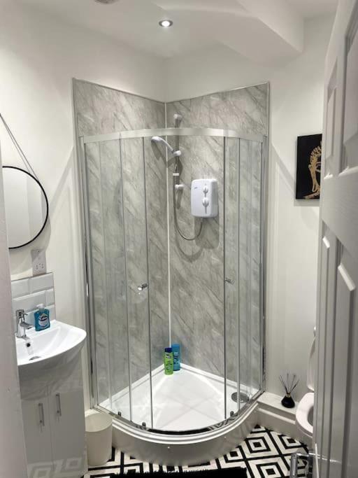 דרבי #4Bs 1 Bed Serviced Apartment מראה חיצוני תמונה