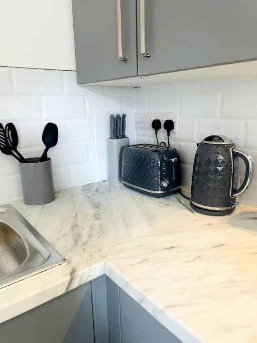 דרבי #4Bs 1 Bed Serviced Apartment מראה חיצוני תמונה