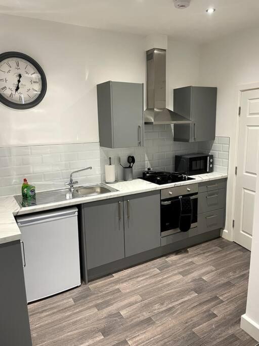 דרבי #4Bs 1 Bed Serviced Apartment מראה חיצוני תמונה